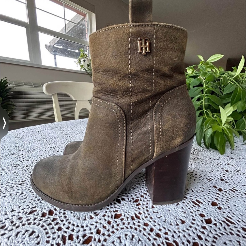 Tommy Hilfiger Monogram Leather Block Heel Ankle Boots Sz 7 EUC